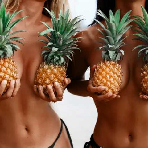 spontaneous flirty beach activities